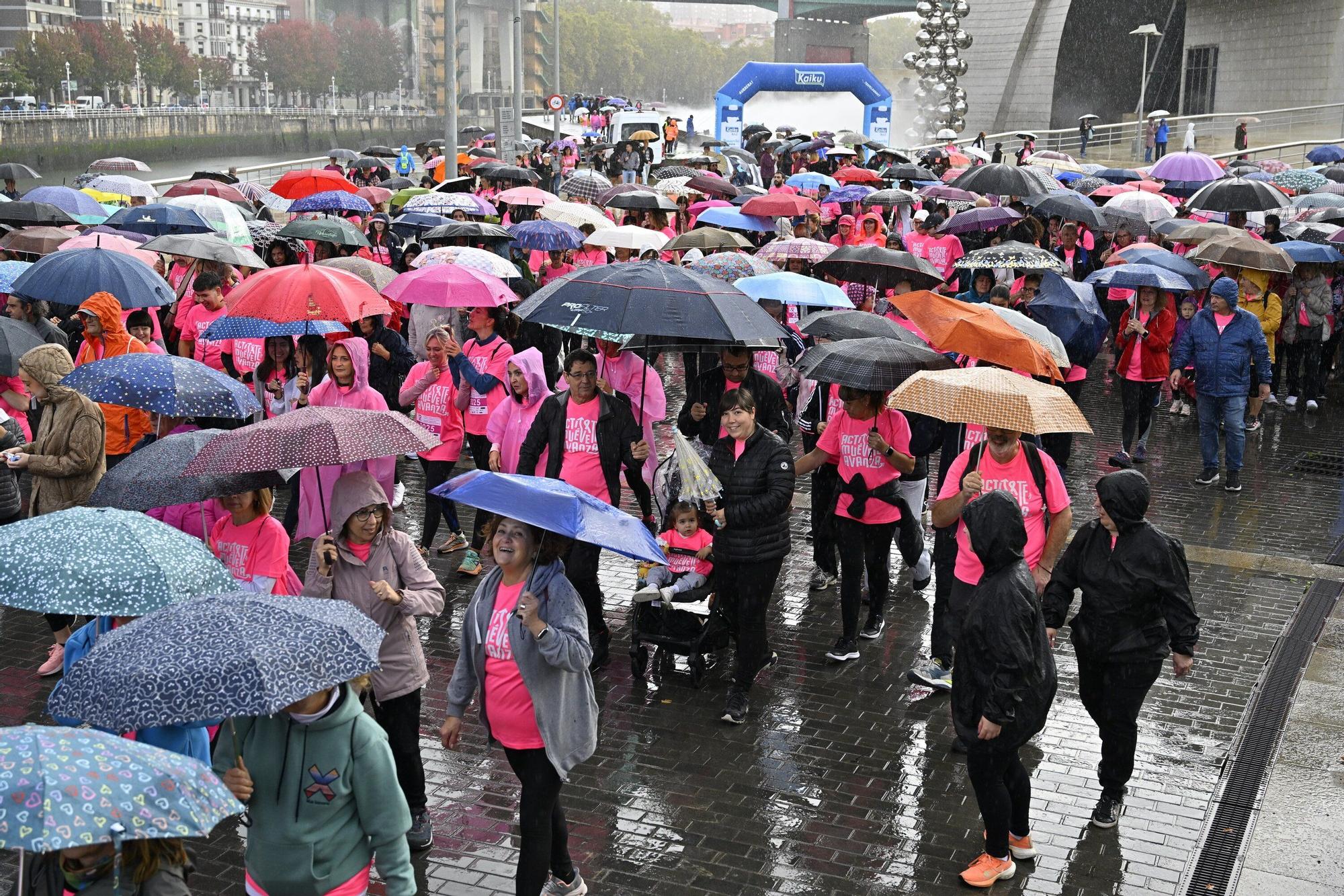 En imágenes: los paraguas tiñen la marea rosa de Bilbao