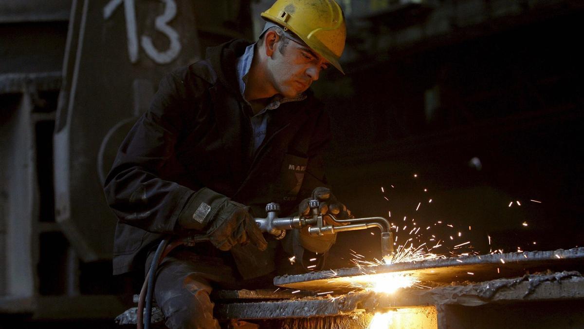 Un trabajador del sector de la metalurgia.