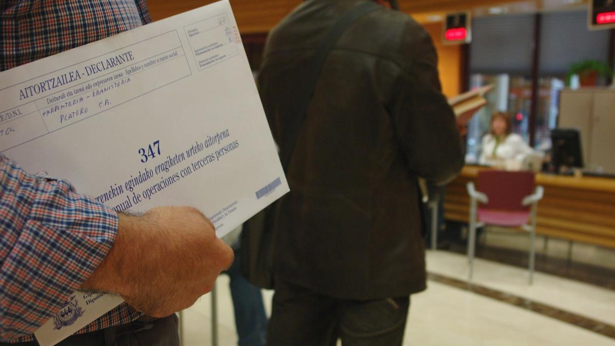 Personas esperan en la Hacienda de Gipuzkoa para hacer su declaración.