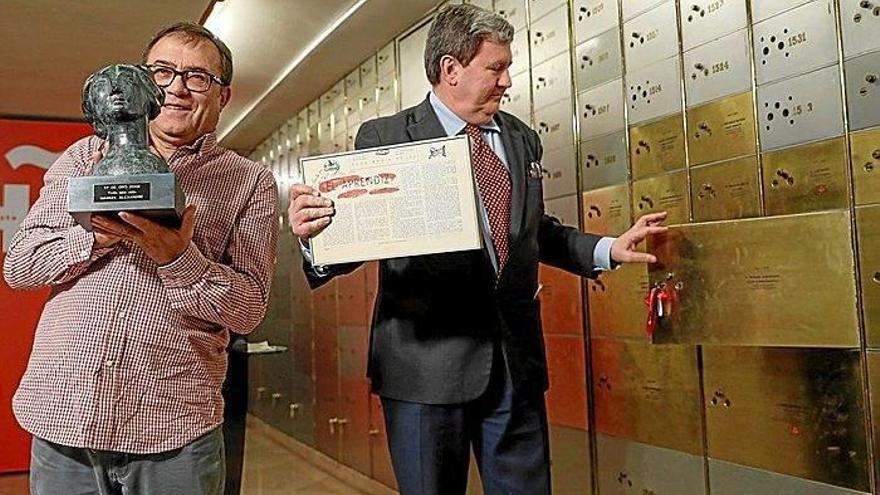 En la imagen, Francisco Hidalgo Alexandre y el director del instituto Cervantes, Juan Manuel Bonet, tras abrir la caja.