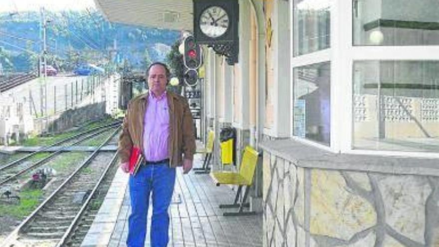 Santos Bascones, portavoz de los afectados por los trenes semidirectos.
