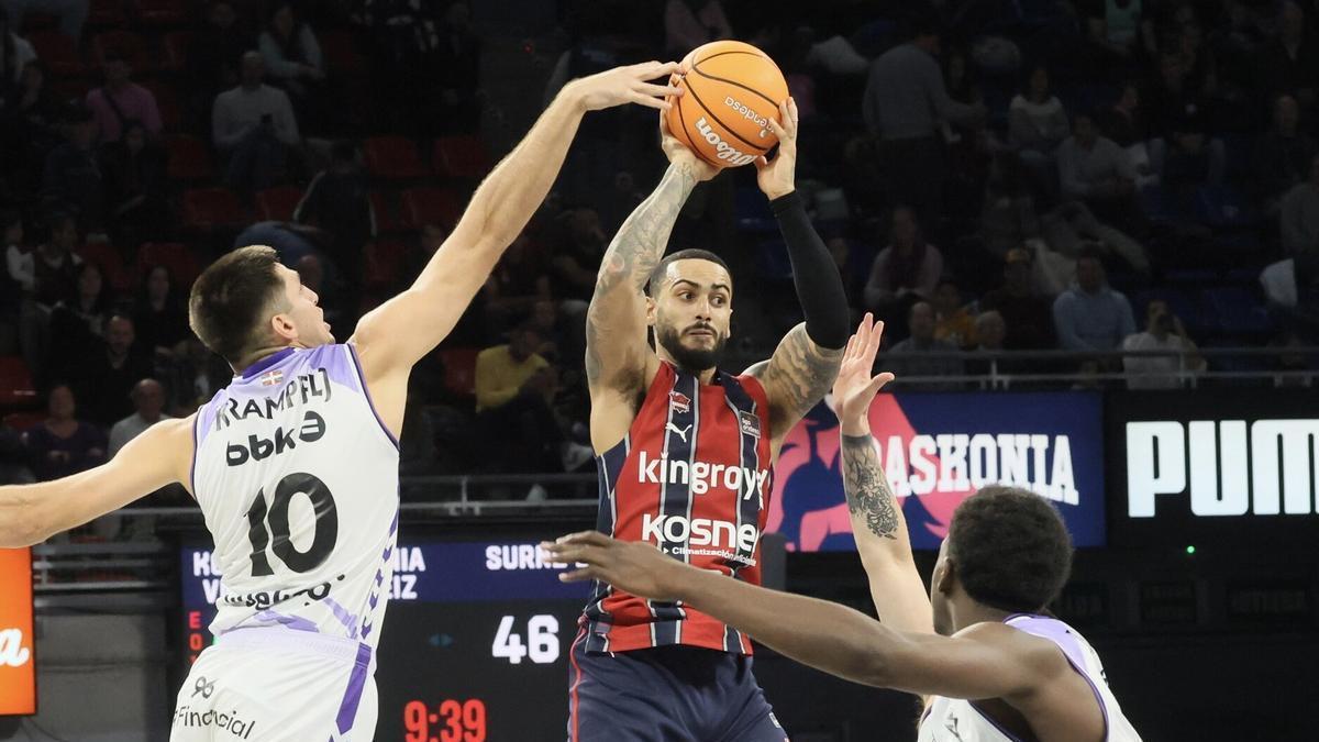 Howard intenta doblar un pase ante la oposición de Krampelj durante el derbi del pasado domingo.