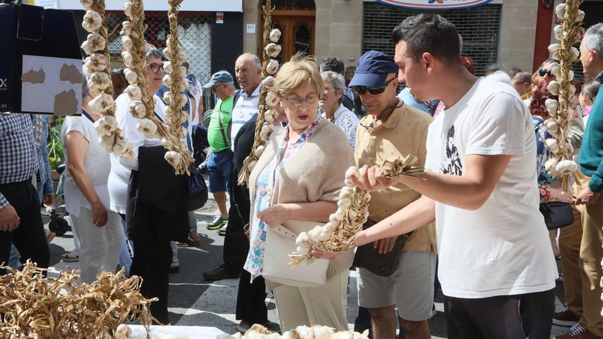 En imágenes: La feria de ajos atrae a los vitorianos un año más