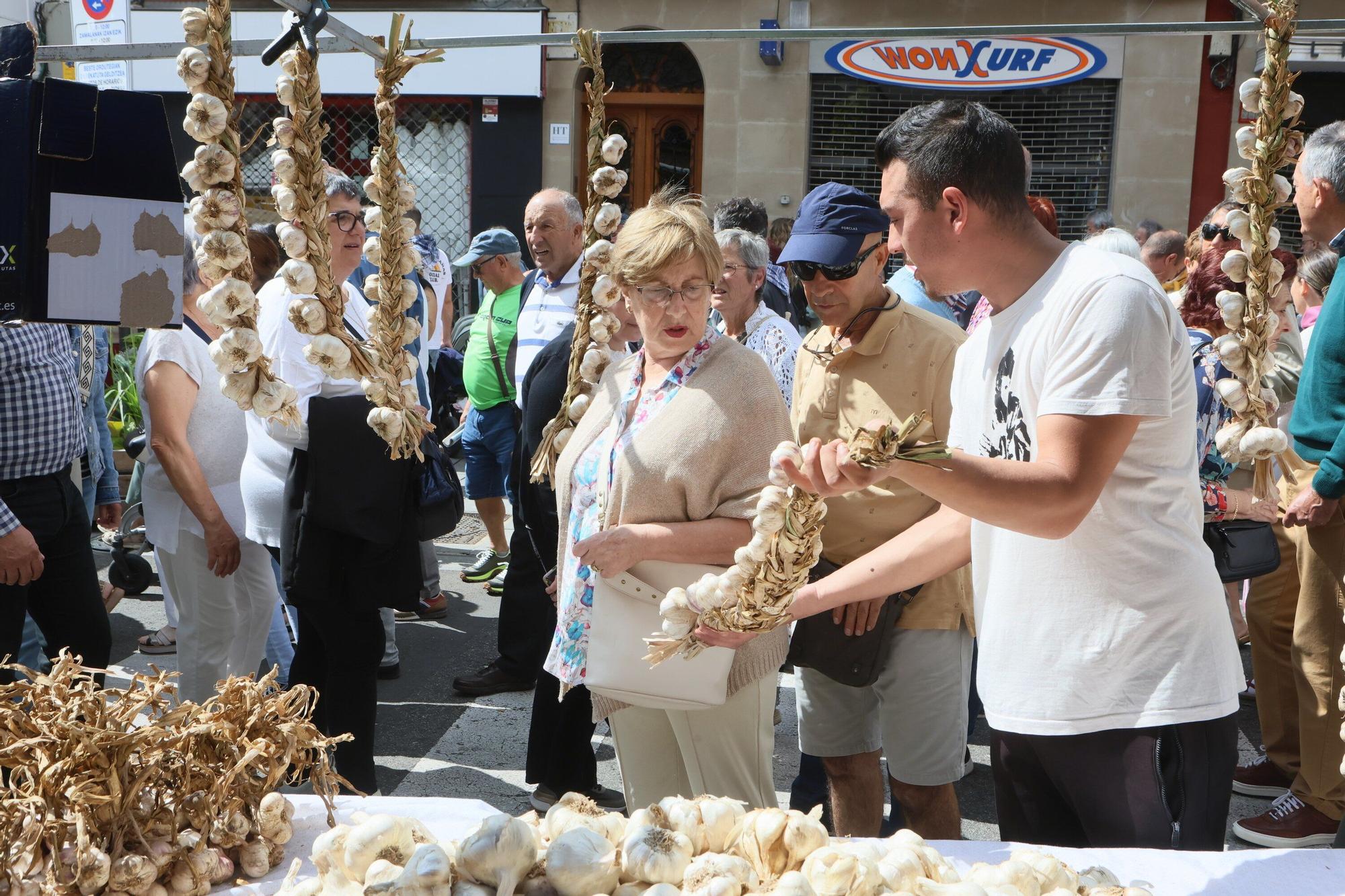 En imágenes: La feria de ajos atrae a los vitorianos un año más