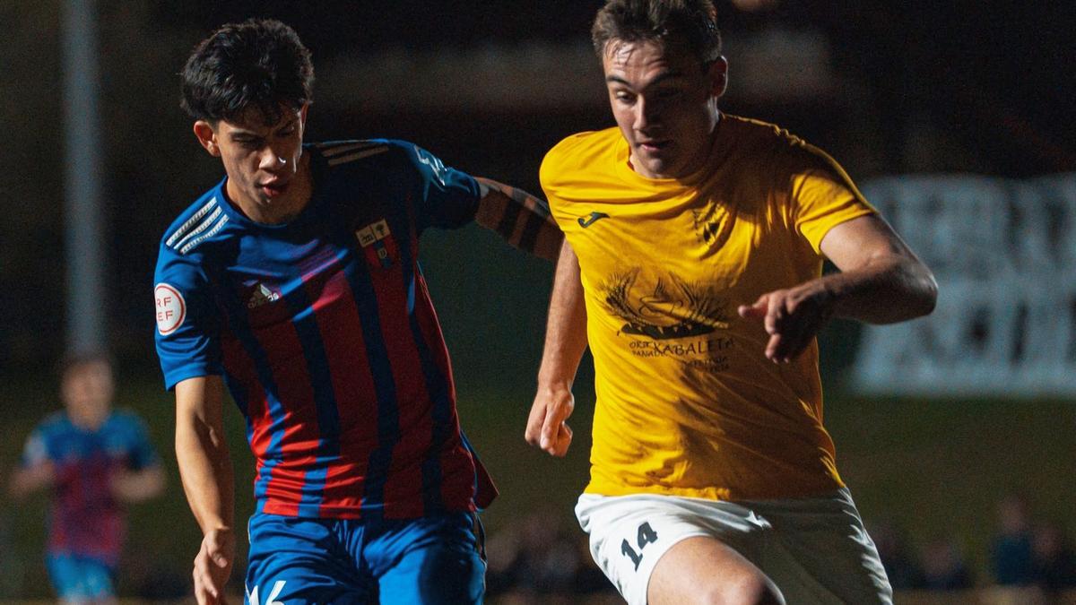 Christian Gabiña presiona a un jugador del Aretxabaleta.