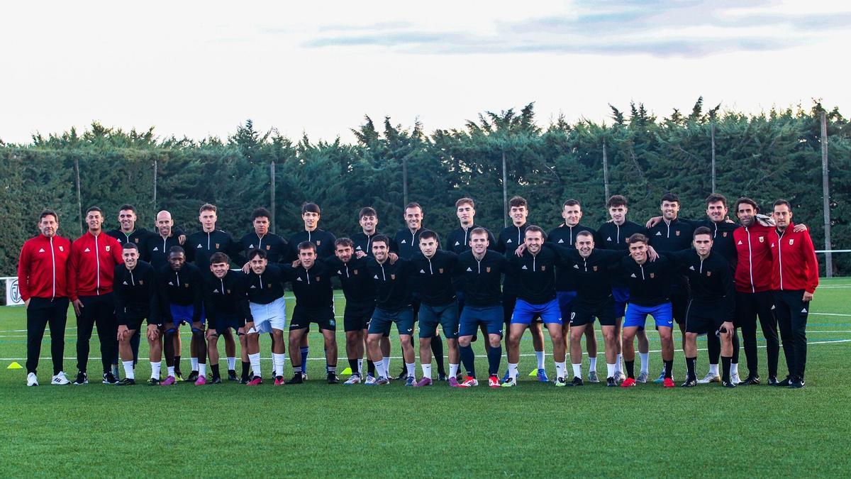 La selección navarra aficionada masculina, antes de un entrenamiento.