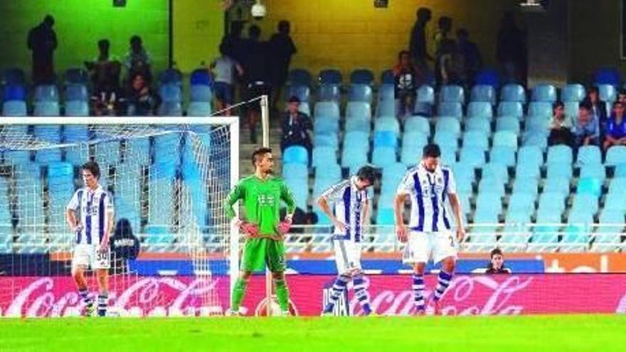 Aritz Elustondo, Oier Olazabal, Mikel González y De la Bella se lamentan ayer tras recibir la Real el 2-3 definitivo.