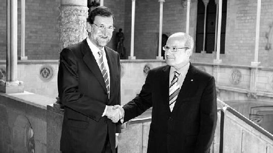 El presidente de la Generalitat, José Montilla (dcha.), saluda al líder del Partido Popular (PP), Mariano Rajoy, en el Palau de la Generalitat.