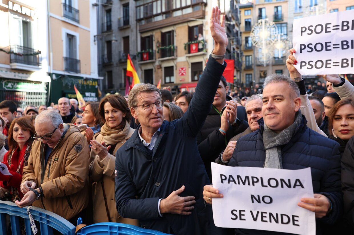 Imágenes de la concentración contra la moción de censura en Iruñea