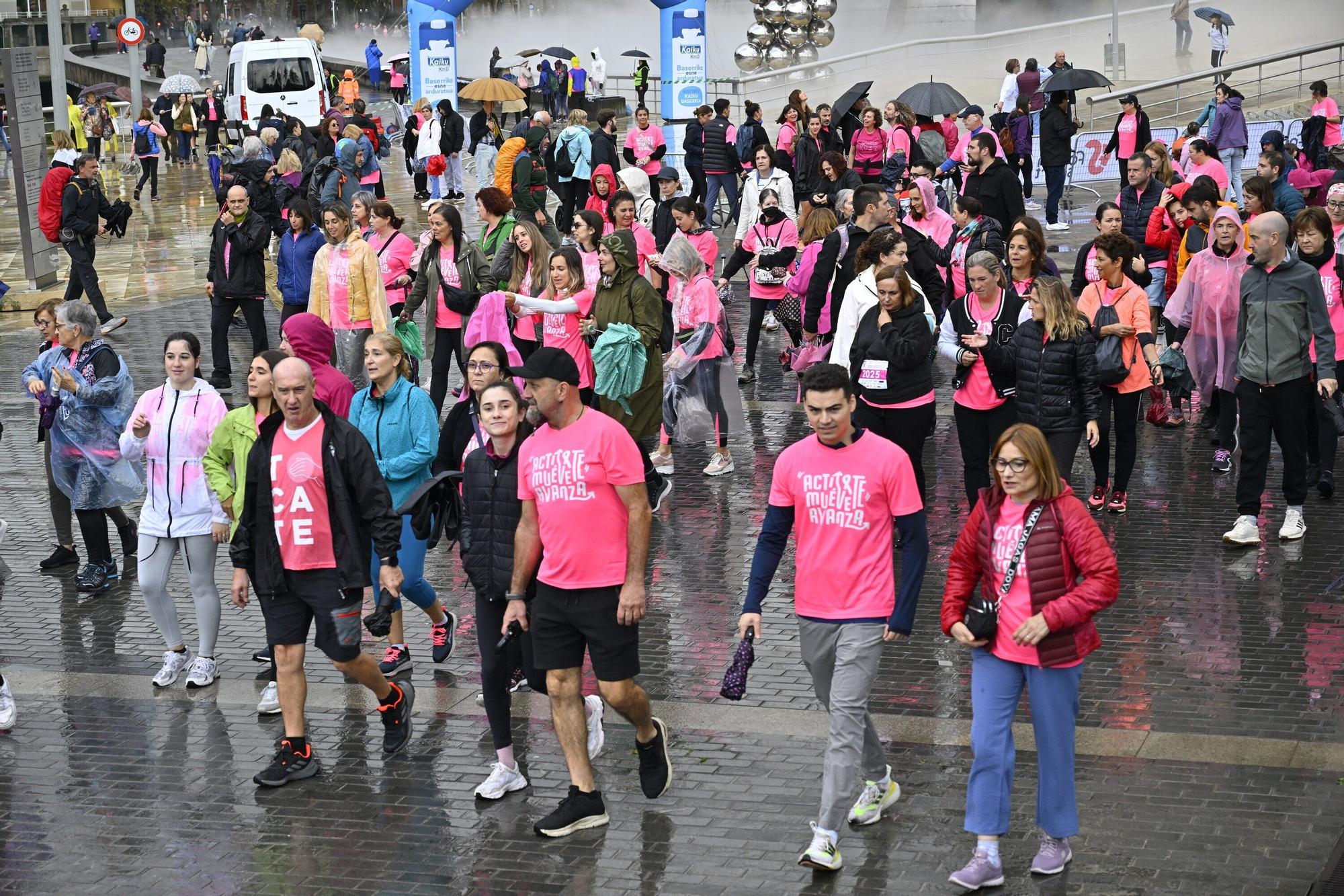 En imágenes: los paraguas tiñen la marea rosa de Bilbao