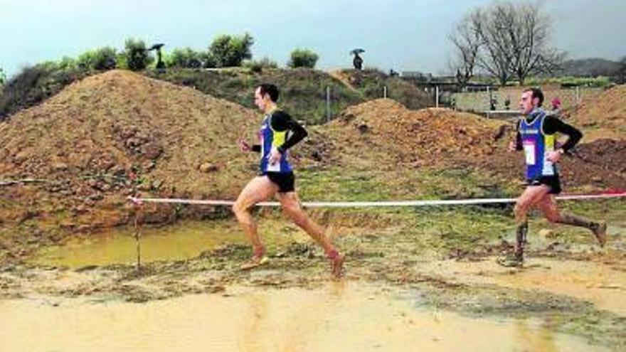 Pablo San Martín (izq.) y Rubén Legarda, en un circuito embarrado.