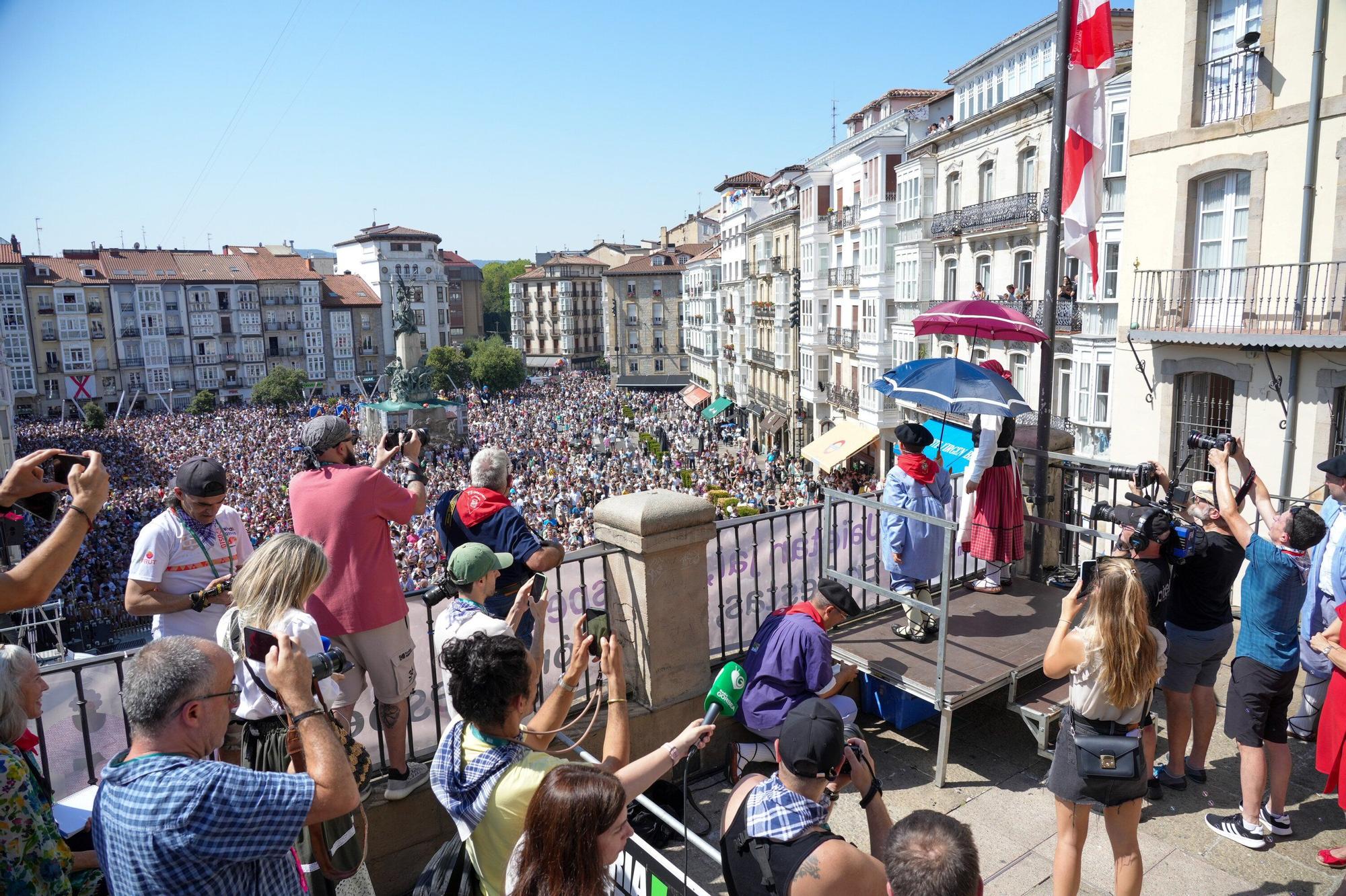 En imágenes: Edurne y Celedón Txiki abarrotan un año más la plaza de la Virgen Blanca