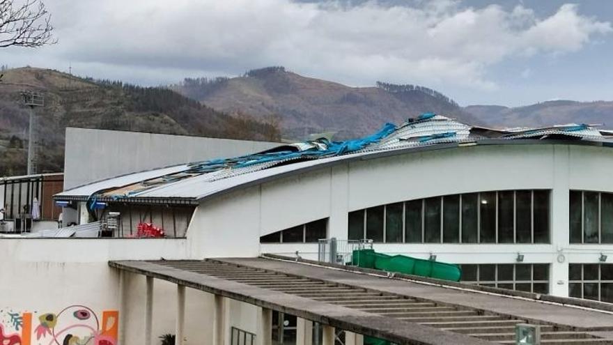 Imagen de la cubierta levantada por el fuerte temporal de viento que azotó el 20 de marzo.