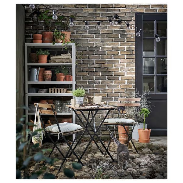 Perspectiva del conjunto de una mesa con 2 sillas de exterior de Ikea