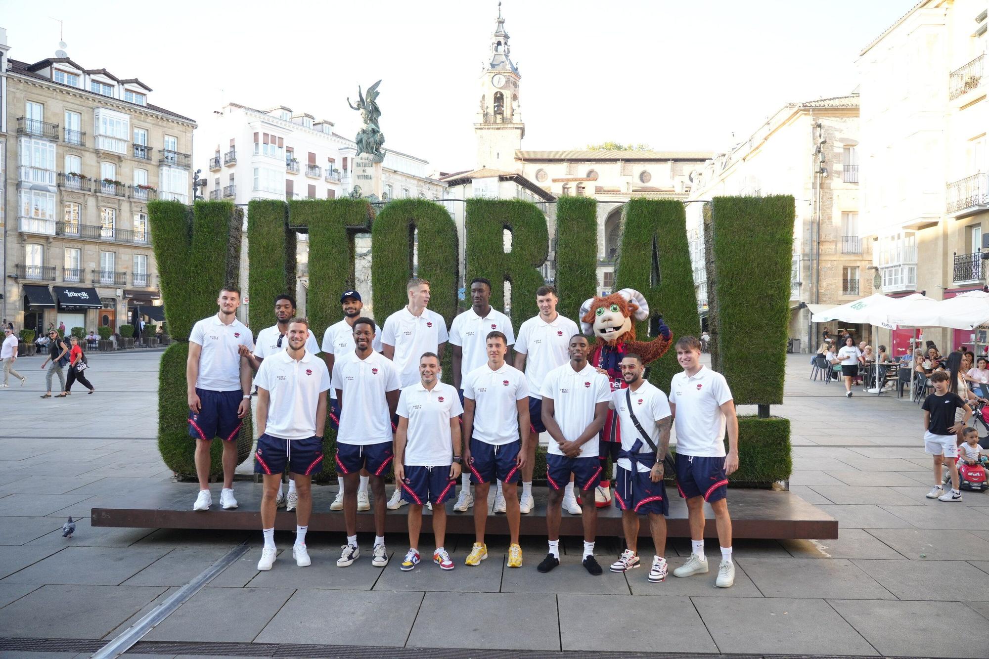 En imágenes: El Baskonia se da un baño de masas en la firma de autógrafos