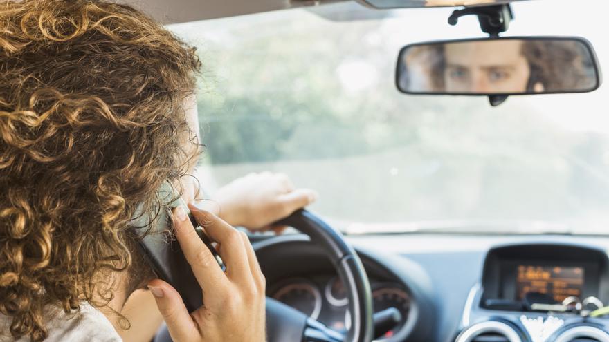 La DGT denuncia en una semana a cuatro de cada diez conductores por usar el móvil al volante