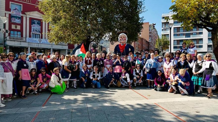 Los Sanfaustos de Basauri cumplen con el homenaje a las escarabilleras y a la partera Manuela Egiguren
