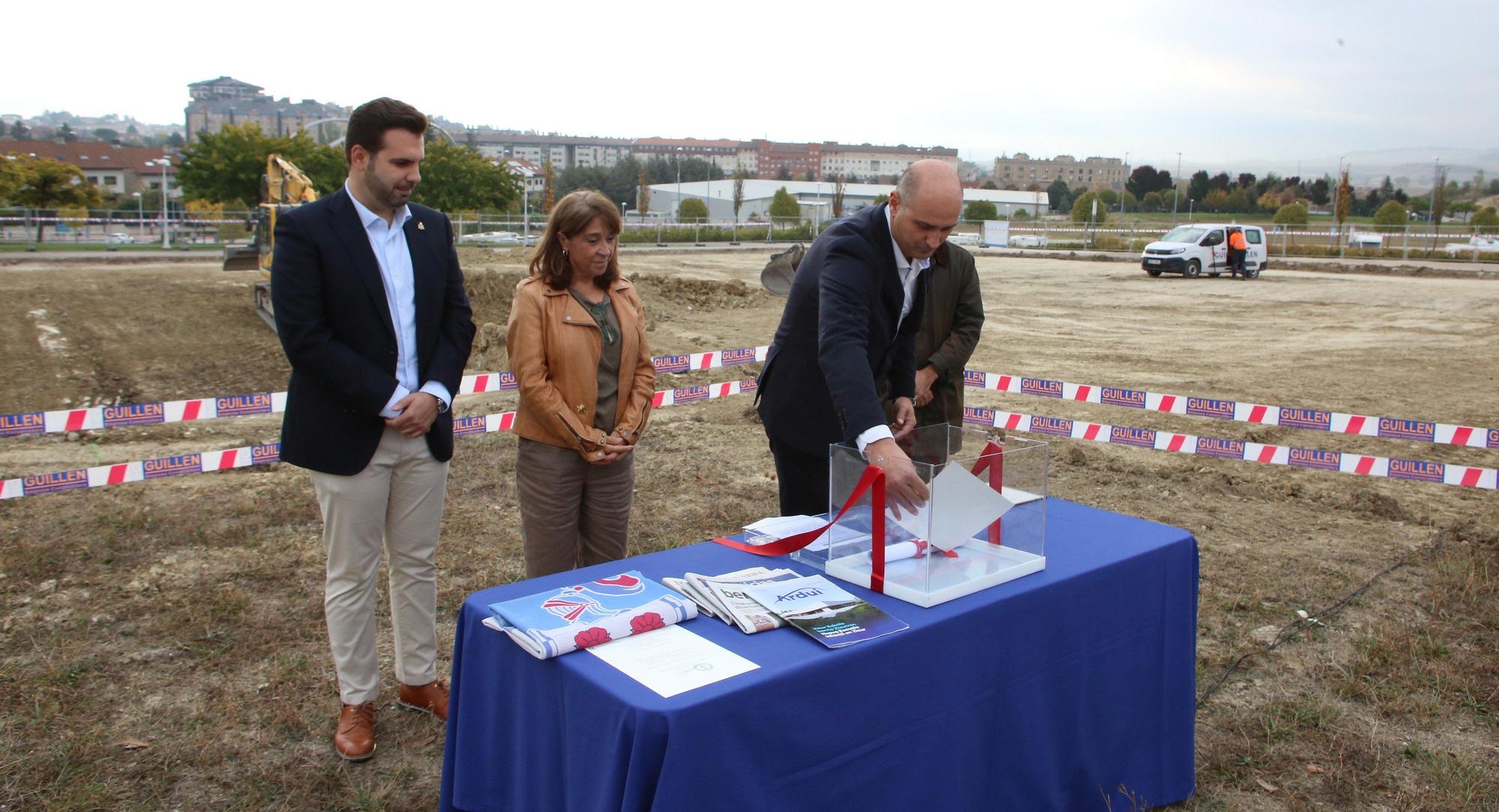 Colocación de la primera piedra de la nueva Escuela Infantil Sarastigorri en Zizur Mayor