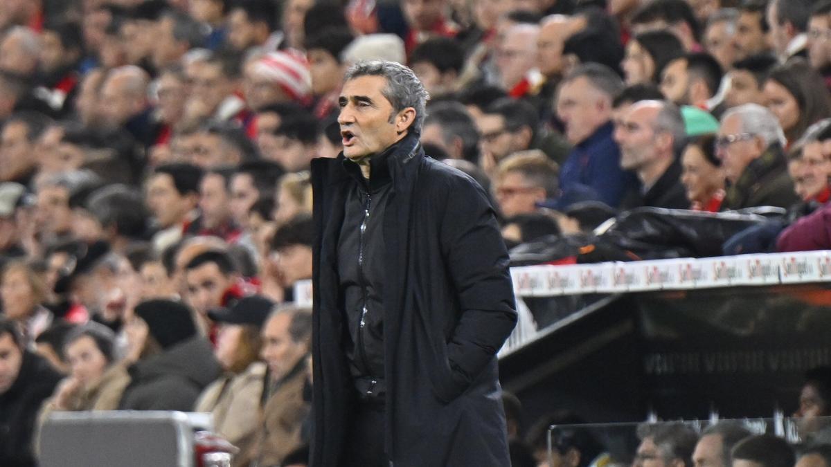 Ernesto Valverde observa el juego desde la banda.