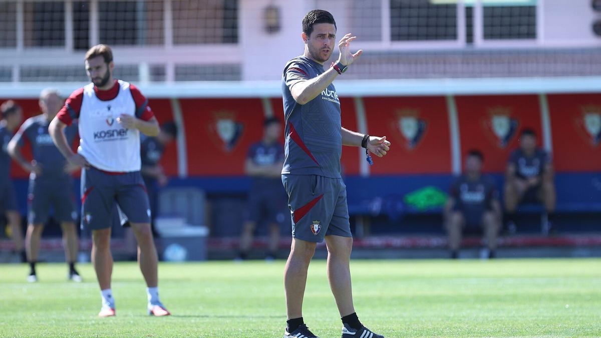 Lisci, dirigiéndose a sus jugadores en Tajonar.