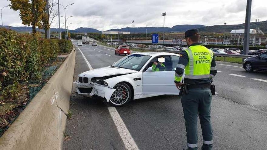 Un coche se sale de la via en Tajonar.