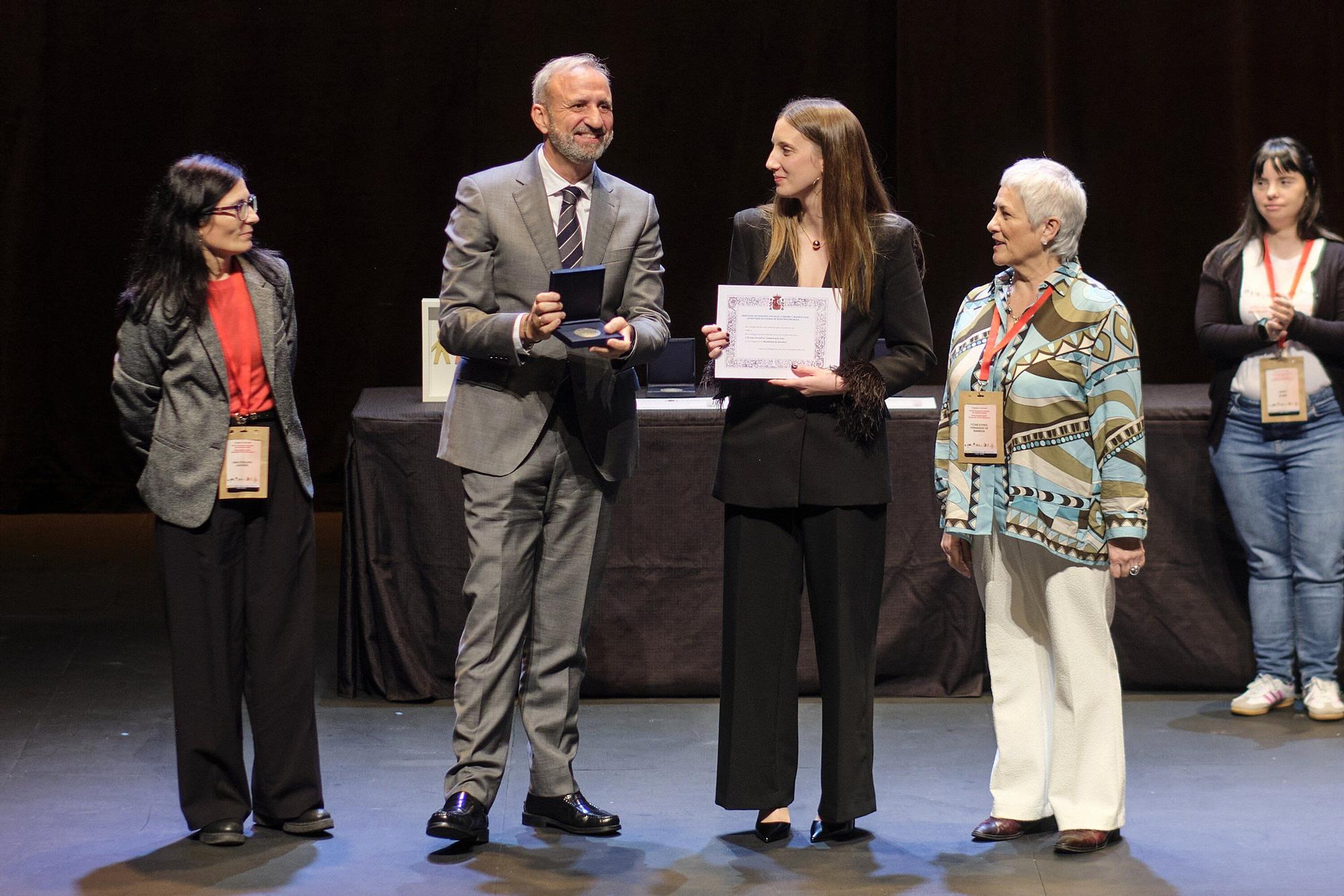Fotos de la entrega de entrega de la Distinción Persona Voluntaria de Navarra al cirujano pediátrico Carlos Bardají