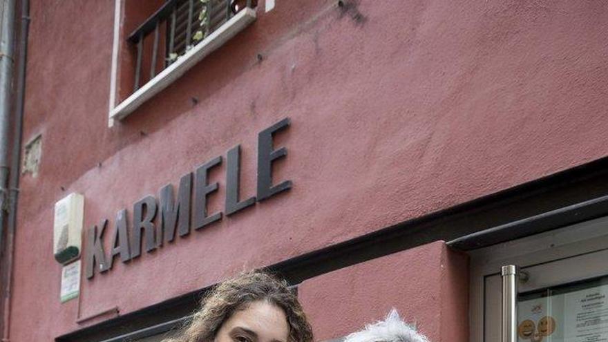 Karmele Yera, acompañada por Iris, su relevo en la tienda o como la llama ella, la “nueva Karmele”.