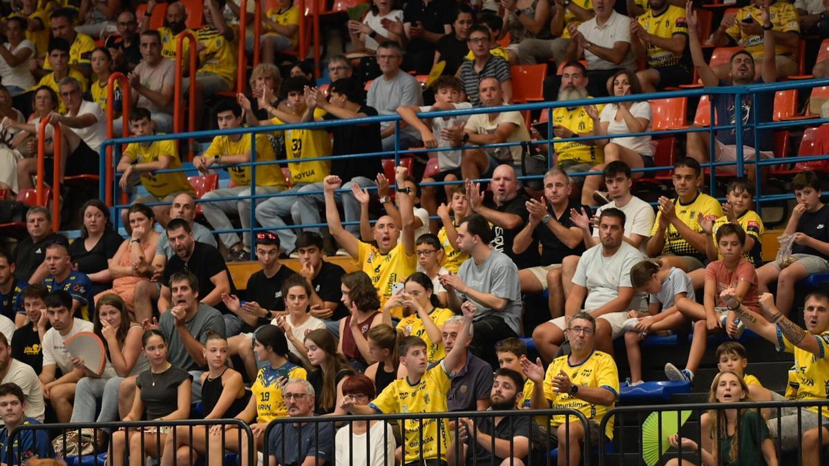 El público de Artaleku celebra un gol del Bidasoa Irun ante el ABC Braga