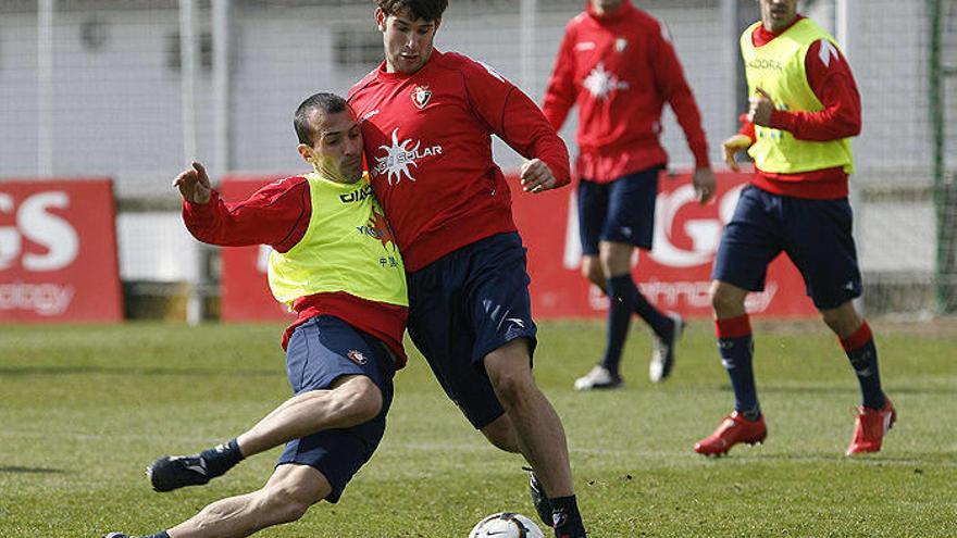 Puñal y Rúper pelean por el control del balón en Tajonar.