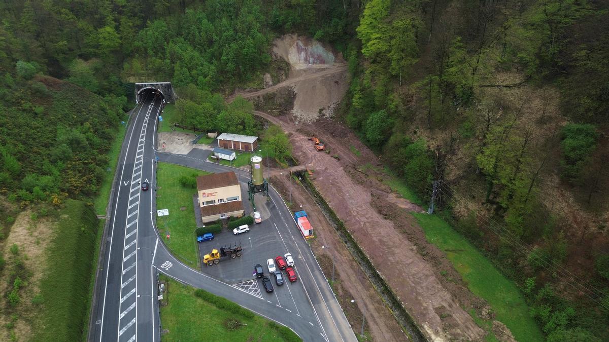 Vista aérea de las obras de duplicación en la boca norte del túnel de Belate.