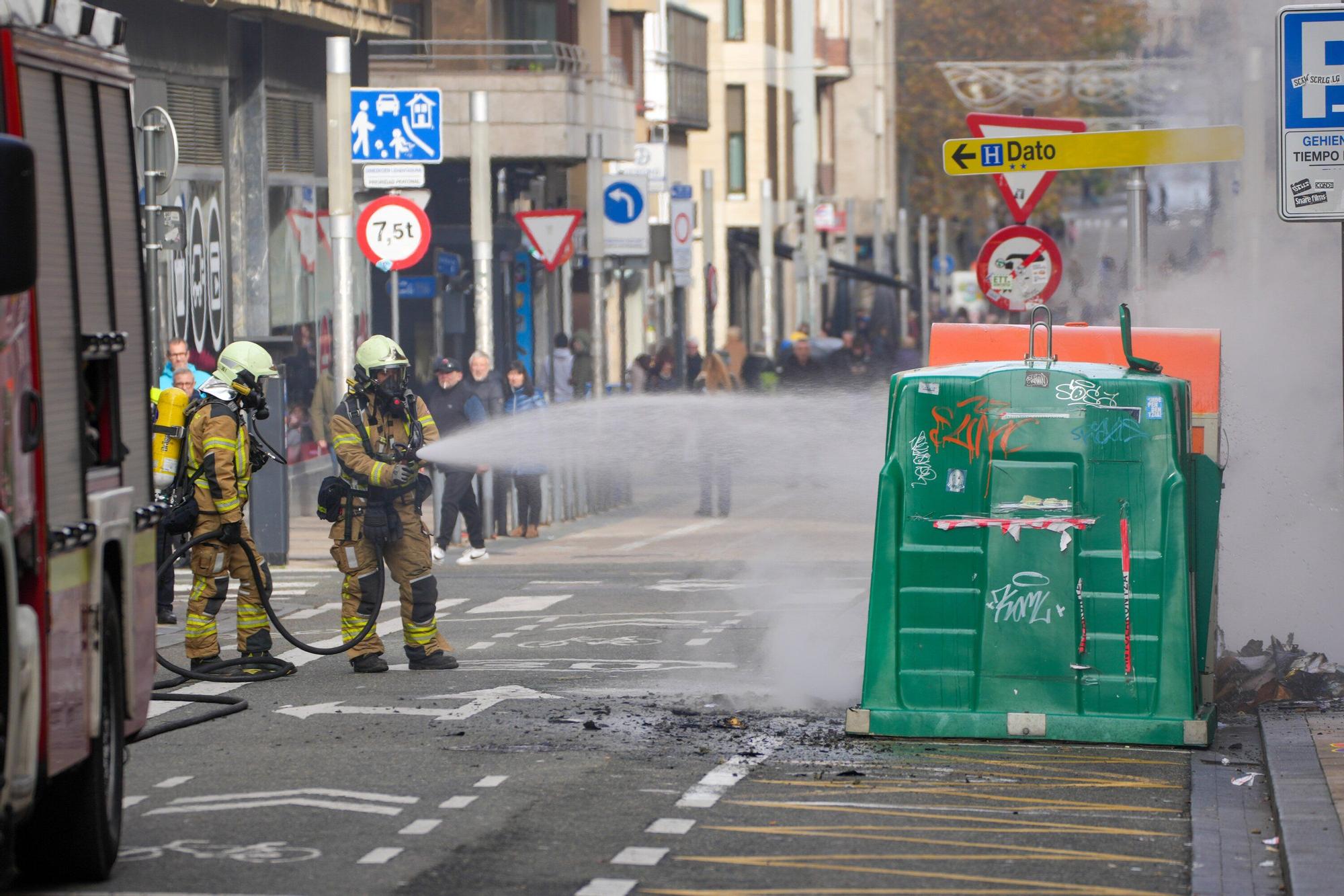 En imágenes: Arde un contenedor en Fueros a plena luz del día