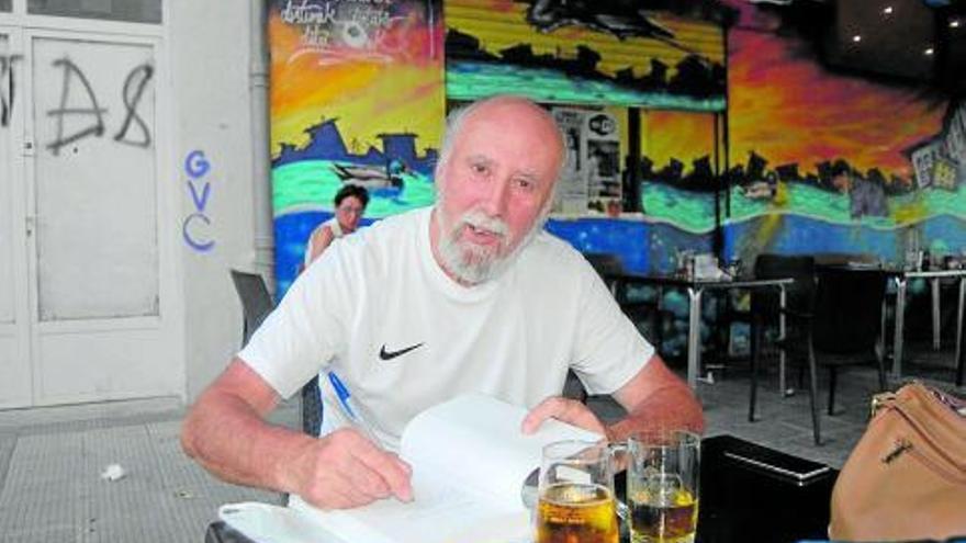 El autor y su obra, en el barrio que cuenta con el lujo de la historia de sus fiestas.