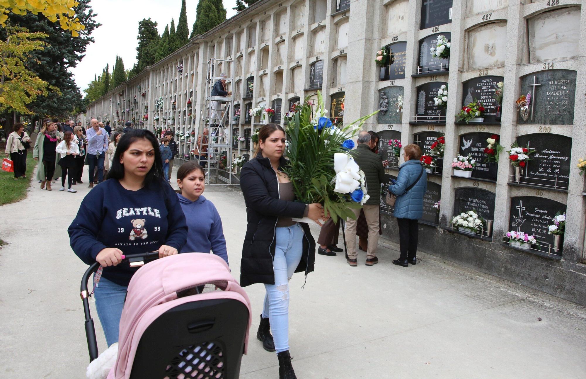 Miles de ciudadanos visitan a sus allegados en los cementerios de Navarra