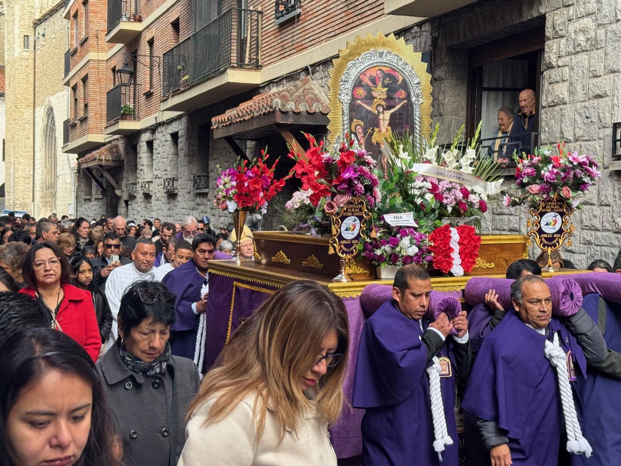 En imágenes: Procesión peruana por Vitoria en honor al patrón de Perú