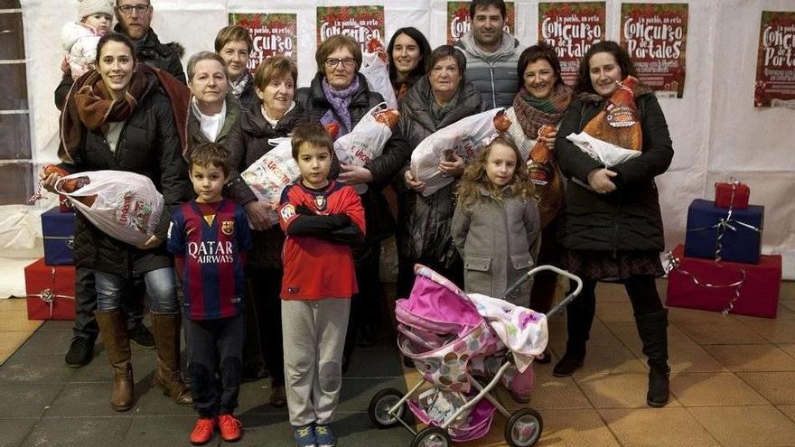 Algunos agraciados posan con su sabrosa recompensa.