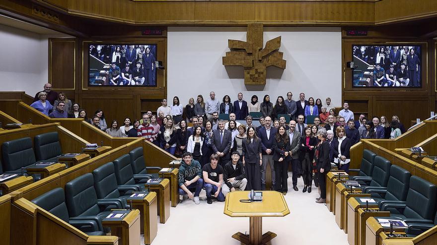 Euskaltel Fundazioa lleva al Parlamento Vasco el debate sobre la protección digital de la infancia