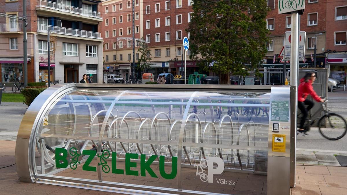 Bizileku proiektuko egoiliarrentzako bizikleten hiru aparkaleku seguruak martxan dira Gasteizen.