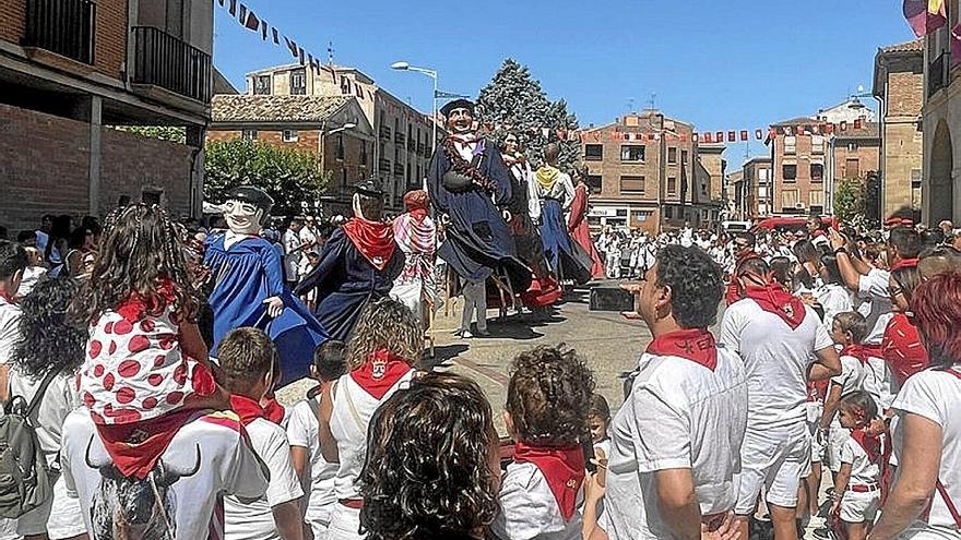 Los gigantes también salieron ayer a celebrar el inicio festivo.