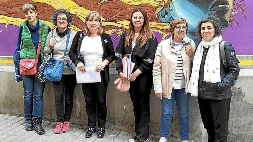 Desde la izquierda Mapi Aramendía, Montse Martínez, Esther Legaria, Rosa de Luis, Mª Jesús Fernández y Marian Orue, de la junta de la asociación del Casco Viejo.
