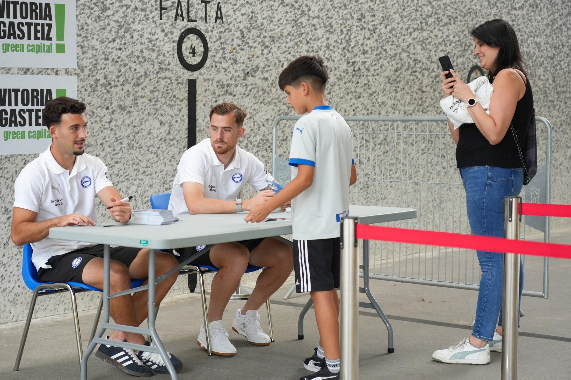 En imágenes: Toni Martínez y Víctor Parada firman autógrafos en las piscinas de Gamarra