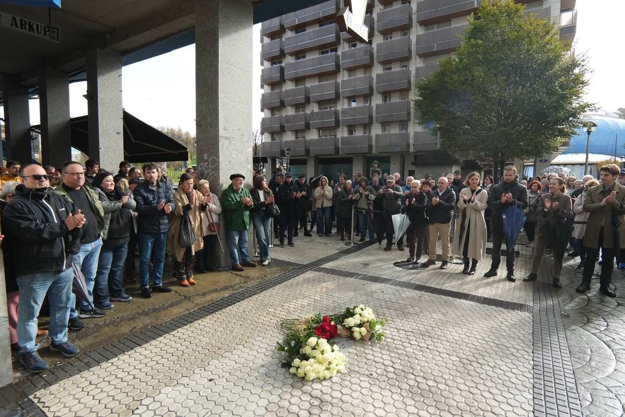 Una placa recuerda a Rosa Zarra en Donostia