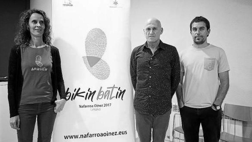 De izquierda a derecha: Amaia Lasheras, Josu Reparaz y Aitor Iratzoki, en la presentación de ayer.