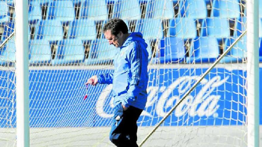 Eusebio Sacristán camina pensativo durante un entrenamiento en las instalaciones de Zubieta. Eusebio Sacristán camina pensativo durante un entrenamiento en las instalaciones de Zubieta.