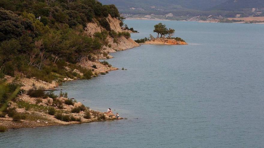El pueblo de montaña de Navarra "bañado por el inmenso Mar del Pirineo"