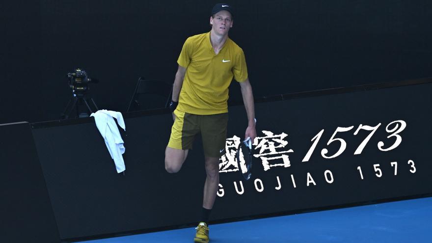 El calor asusta y salva a Sinner en Australia