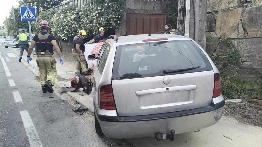 Un coche invade la acera en Sanxenxo y deja heridas a tres personas, una de ellas grave