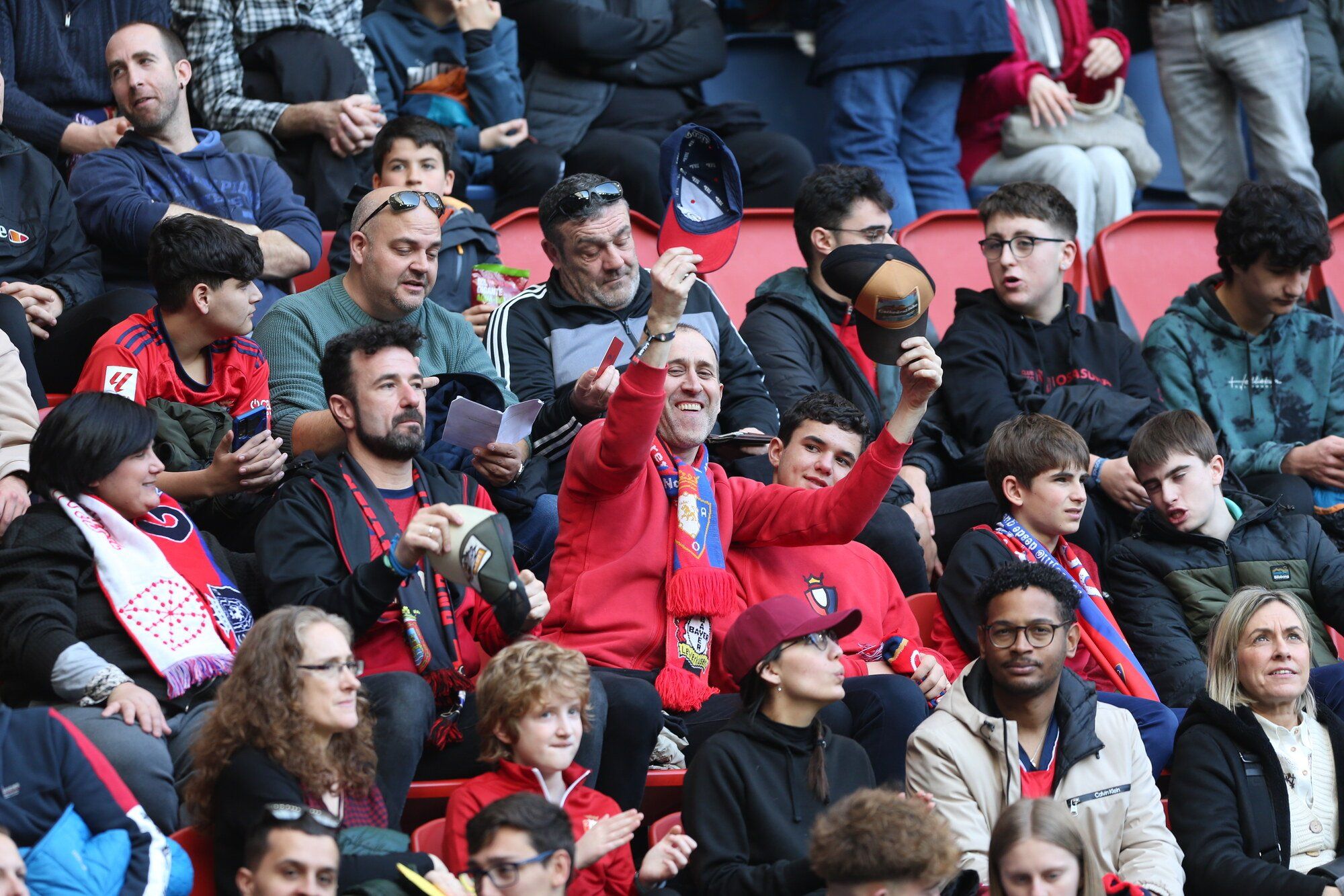Sol y calor en la grada de El Sadar. ¡Búscate en nuestra galería!