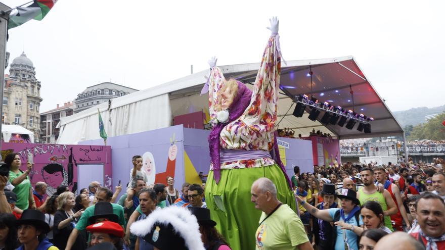 Las txosnas activan su maquinaria al ritmo que marca Marijaia
