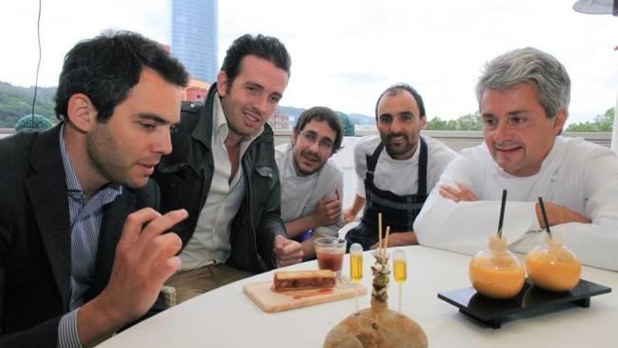 Pierre Dutaret, Jean Valfort, Paul Ibarra, Mikel Población y Fernando Canales debaten sobre los pintxos parisién.
