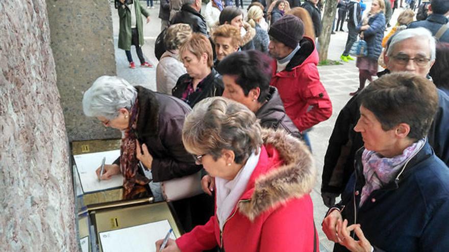 La iglesia Santos Justo no pudo acoger a todos los vecinos que quisieron despedirse de Rafael y Lucía.